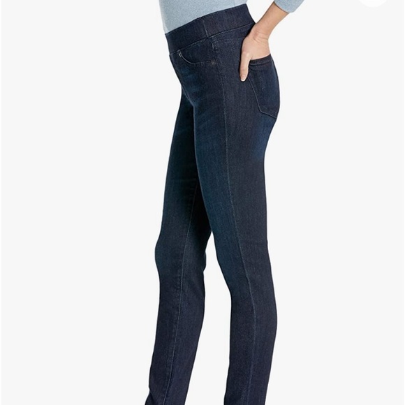 Amazon Essentials Women's Stretch Pull-On Jegging - Picture 3 of 5